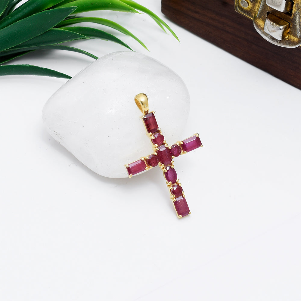 Kereszt Arannyal Bevont Ezüst Medál Madagaszkári Rubinnal